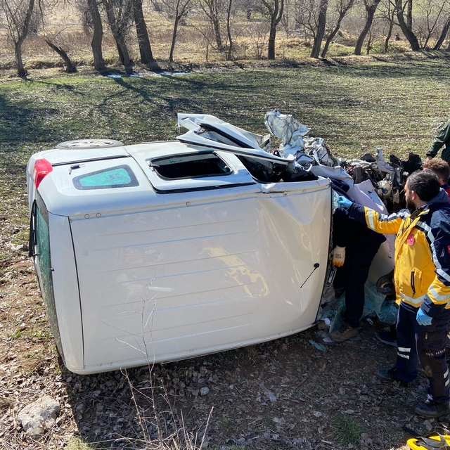 Çorum'da 2 hafif ticari araç çarpıştı, 1 kişi öldü, 5 kişi yaralandı