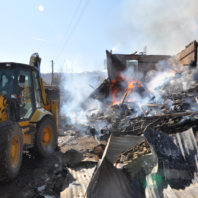 Amasya'da çıkan yangında ev ve ahır kullanılamaz hale geldi