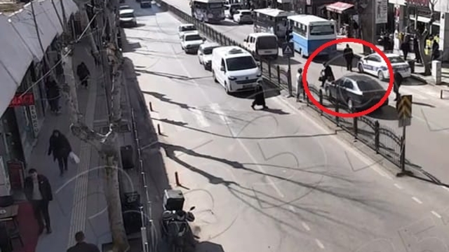 Yaya geçidinde otomobilin çarptığı kadın yaralandı; kaza kamerada