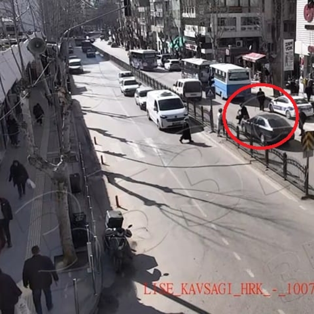 Yaya geçidinde otomobilin çarptığı kadın yaralandı; kaza kamerada