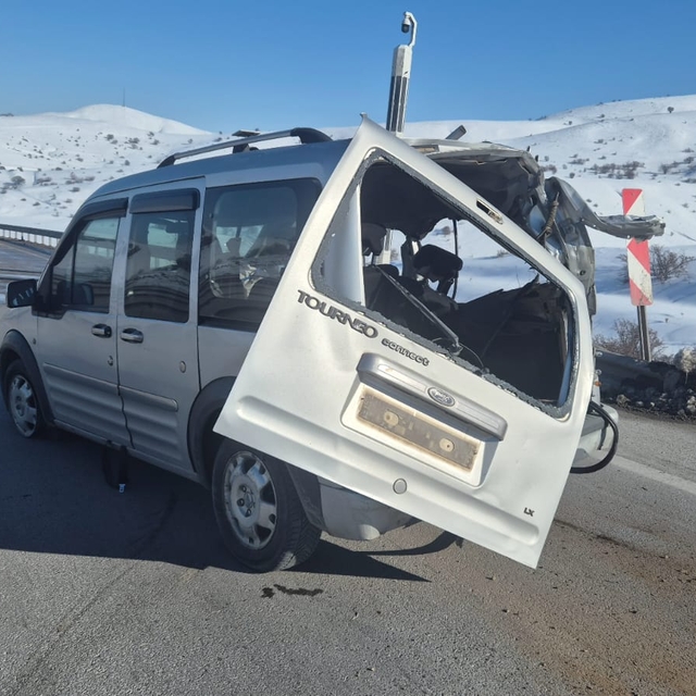 Erzurum'da kamyona çarpan hafif ticari araçtan savrulan kadın öldü