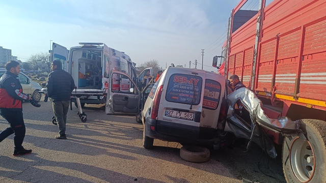 Şanlıurfa'da park halindeki kamyona çarpan hafif ticari araçtaki 5 kişi yaralandı