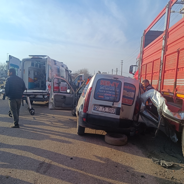 Şanlıurfa'da park halindeki kamyona çarpan hafif ticari araçtaki 5 kişi yar...