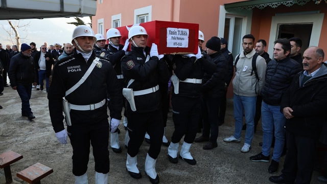 Trafik kazasında hayatını kaybeden polisin cenazesi Trabzon'da defnedildi
