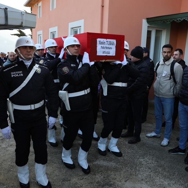 Trafik kazasında hayatını kaybeden polisin cenazesi Trabzon'da defnedildi
