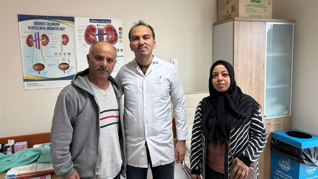 Kırşehir'de bir hastanın böbreğindeki 6 santimetrelik taş kapalı ameliyatla çıkarıldı