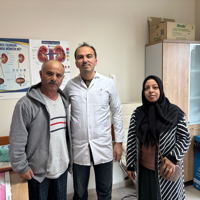 Kırşehir'de bir hastanın böbreğindeki 6 santimetrelik taş kapalı ameliyatla...