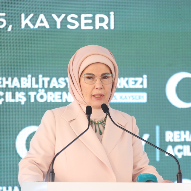 Emine Erdoğan: Çocuklarımızı bu 'dijital dadılar'ın elinden kurtaralım