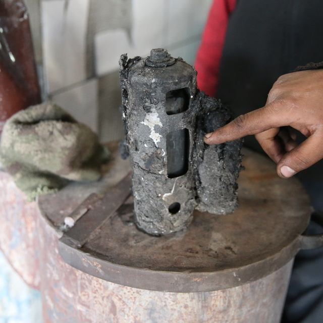 Diyarbakır'da, iş yerinde meydana gelen sobadaki patlama anı kamerada
