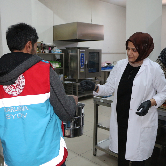 Bingöl'de aşçılık kursunda hazırlanan yemekler ihtiyaç sahiplerine ulaştırı...