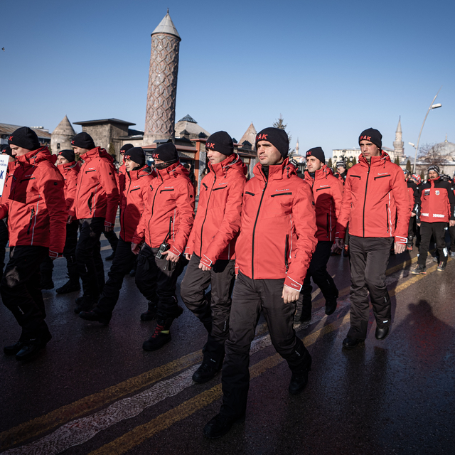 Erzurum'da AFAD Kış Tatbikatı'na katılacak görevliler kortej yürüyüşü yaptı