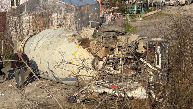 Ordu'da devrilen beton mikserinin sürücüsü yaralandı