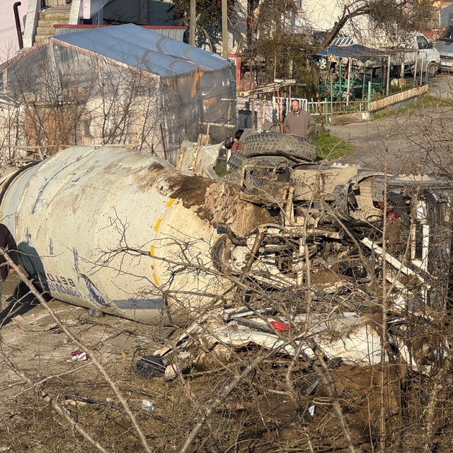 Ordu'da devrilen beton mikserinin sürücüsü yaralandı