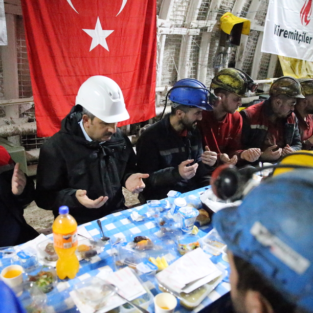 Edirne Valisi Sezer, madencilerle iftar yaptı: