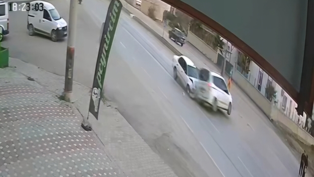 İki otomobilin çarpıştığı kaza kamerada: 2 yaralı