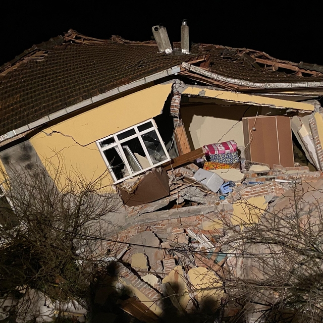 Sinop'ta 3 evin yıkıldığı heyelanda 2 kişi yaralı olarak kurtarıldı