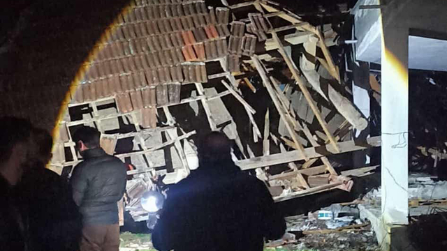 Sinop'ta heyelan; 3 ev yıkıldı: 4 yaralı