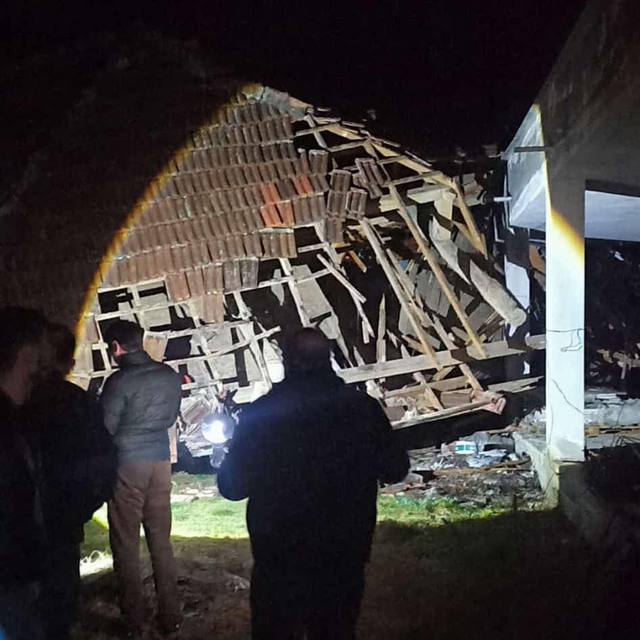 Sinop'ta heyelan; 3 ev yıkıldı: 4 yaralı