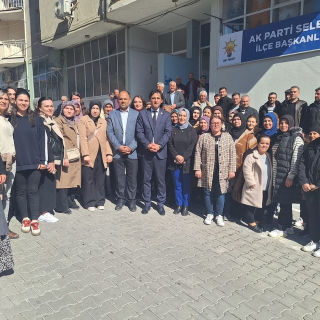 Selendi'de AK Parti'ye katılanlara rozet takıldı