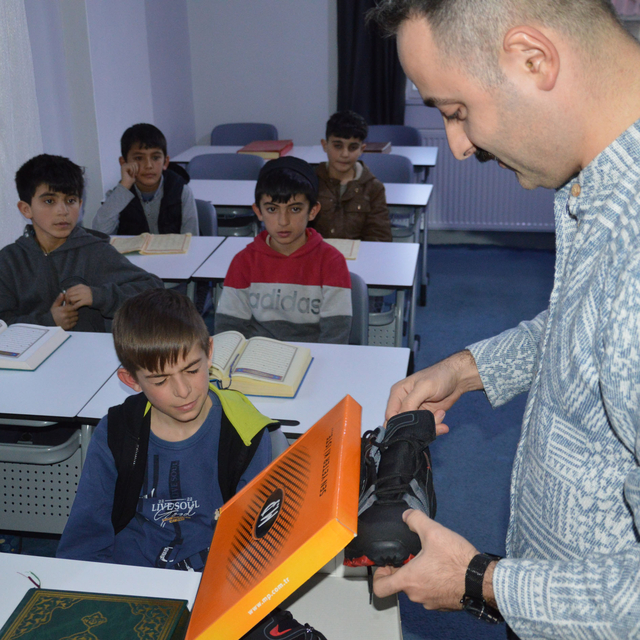 Havza protokolünden Kur'an kursu öğrencilerine hediye