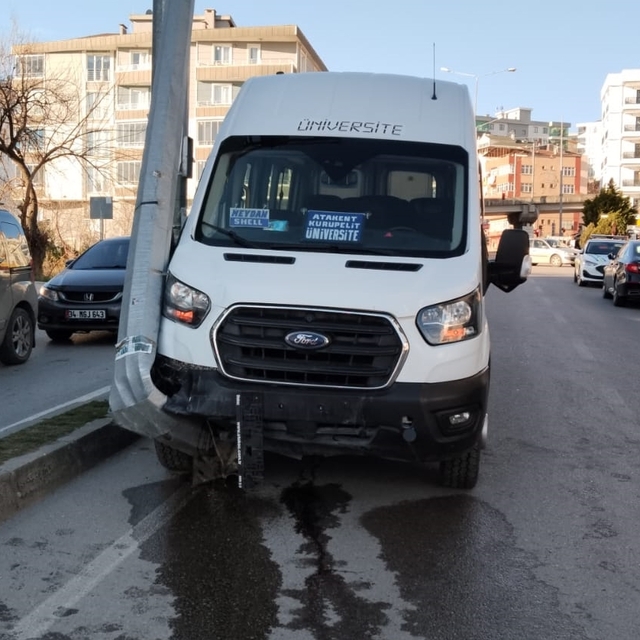 Samsun'da elektrik direğine çarpan minibüsün sürücüsü öldü