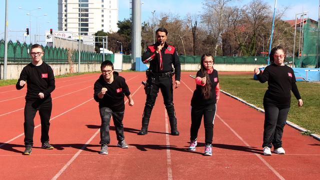 Polis memuru, özel çocukları atletizm şampiyonalarına hazırlıyor