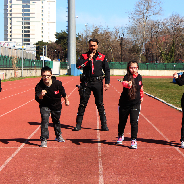 Polis memuru, özel çocukları atletizm şampiyonalarına hazırlıyor