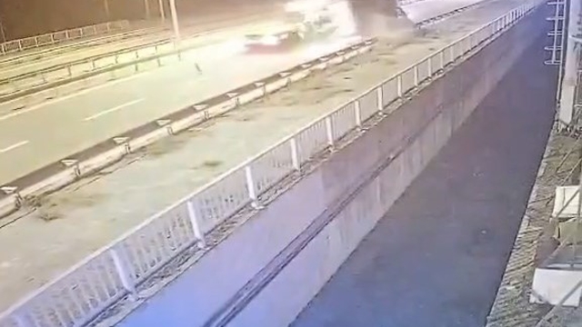 Rize'de çekici, kamyonete çarptı; 2 yaralı