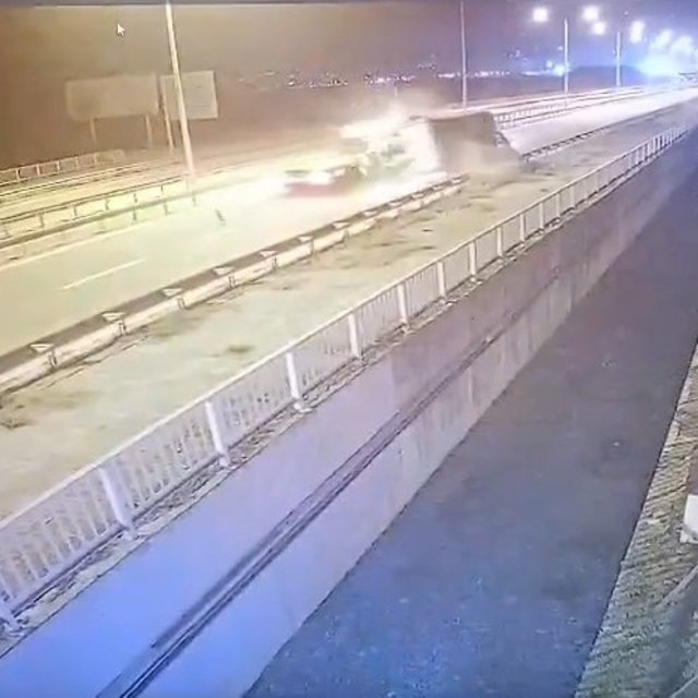 Rize'de çekici, kamyonete çarptı; 2 yaralı