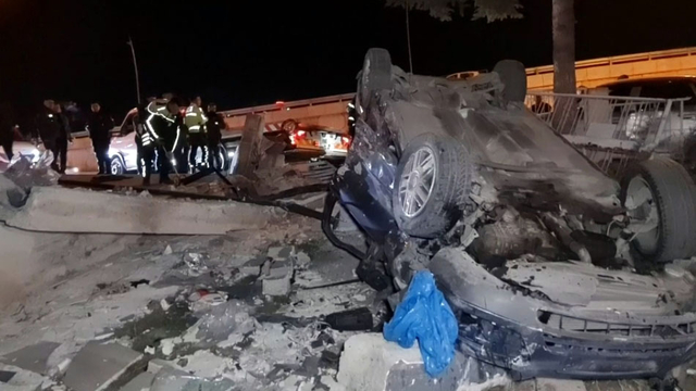 Bahçe duvarına çarpıp, devrilen otomobilin sürücüsü yaralandı