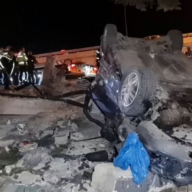 Bahçe duvarına çarpıp, devrilen otomobilin sürücüsü yaralandı