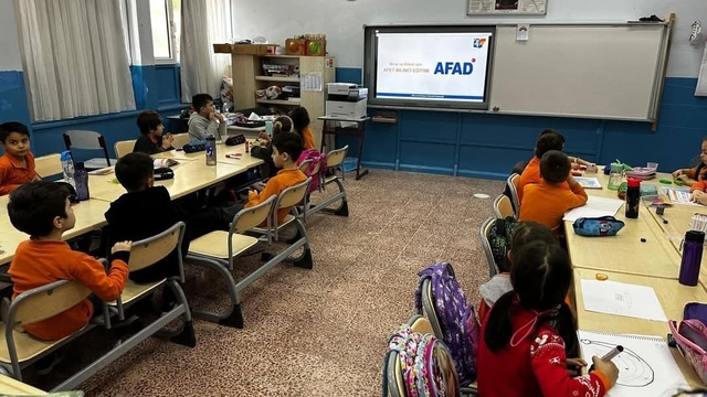 Gelibolu'daki öğrencilere deprem eğitimi ve tatbikatı