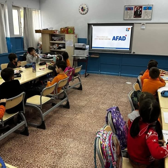 Gelibolu'daki öğrencilere deprem eğitimi ve tatbikatı