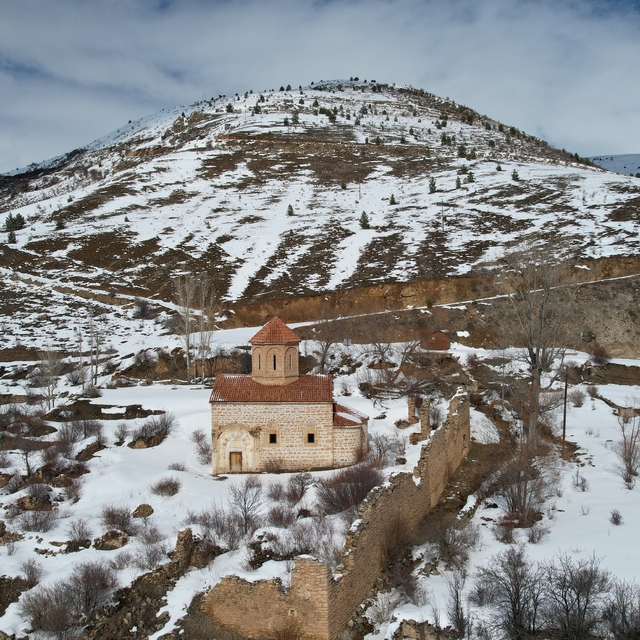 Gümüşhane'de tarihi İmera Manastırı'nda kar güzel görüntüler oluşturdu