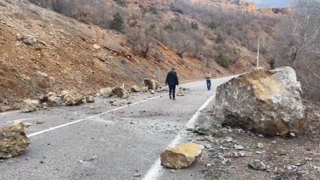 Yamaçtan kopan kaya parçaları yola düştü
