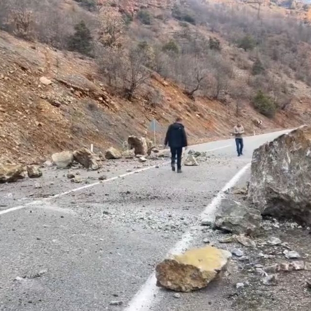 Yamaçtan kopan kaya parçaları yola düştü