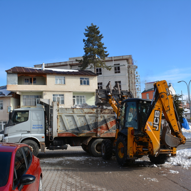 Başçiftlik'te kar yığınları kamyonlarla taşınıyor