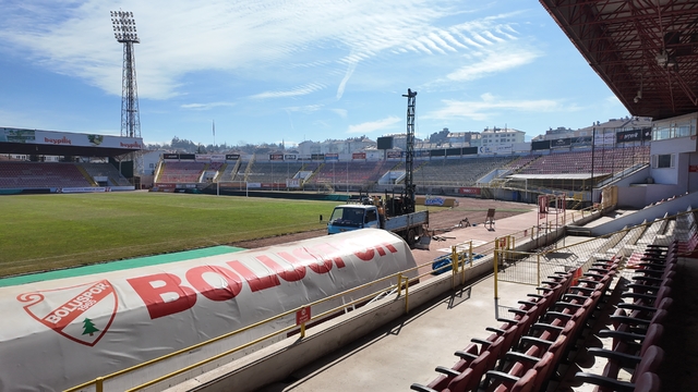 Kapatılan Bolu Atatürk Stadyumu'ndan karot örnekleri alınıyor
