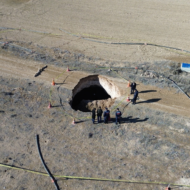 Aksaray'da 15 metre derinliğinde obruk oluştu