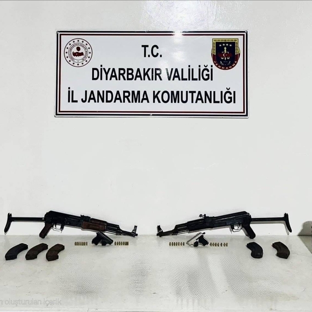 Diyarbakır'da kaya altına gizlenmiş silah ve mühimmat ele geçirildi