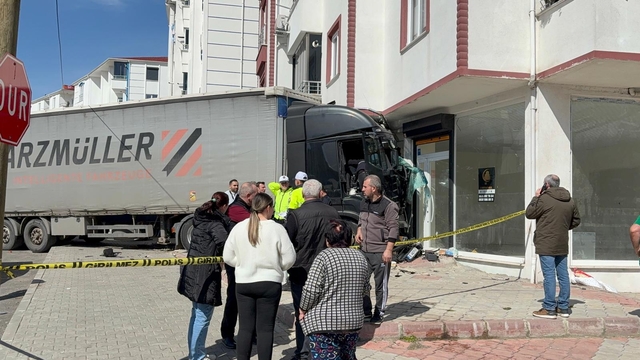 Tekirdağ'da direksiyon başında rahatsızlanan tır sürücüsü dükkana çarptı