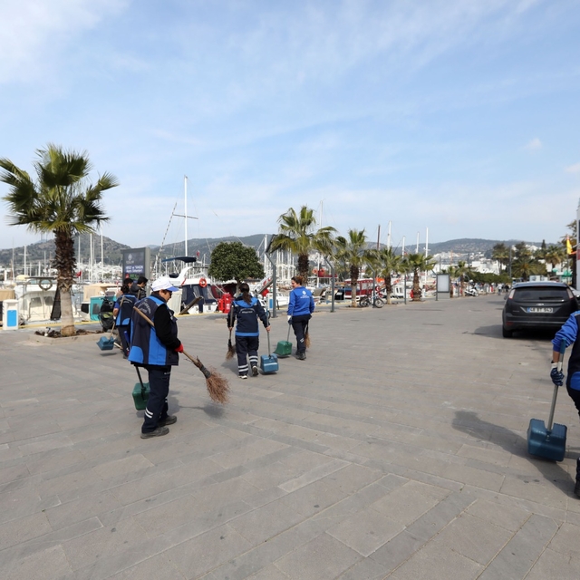 Muğla'da cadde ve meydanların temizliği kadınlara emanet