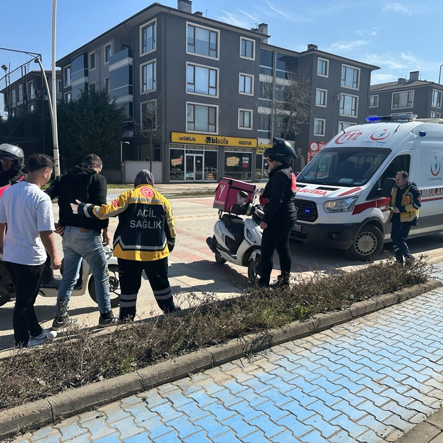 Düzce'de otomobille çarpışan motosikletin sürücüsü yaralandı