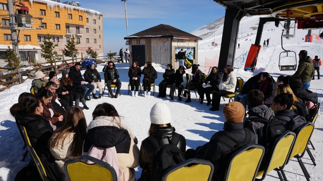 Ladik Akdağ Kayak Merkezi'nde karda kitap okuma etkinliği yapıldı