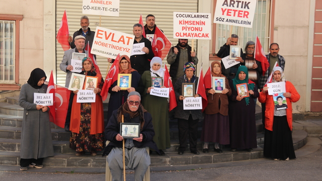 Diyarbakır annelerinin evlat nöbetine bir aile daha katıldı