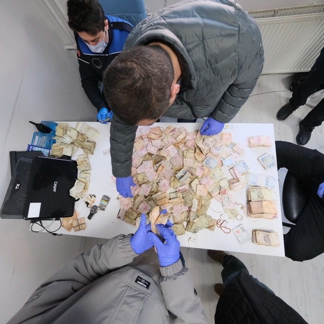 Yalova'da dilencinin üzerinden çıkan 164 bin lirayı 6 zabıta personeli sayd...