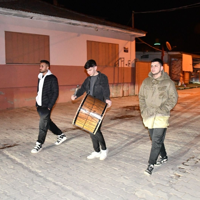 Torbalı'da gençler, sahurda davul çalma geleneğini yaşatıyor