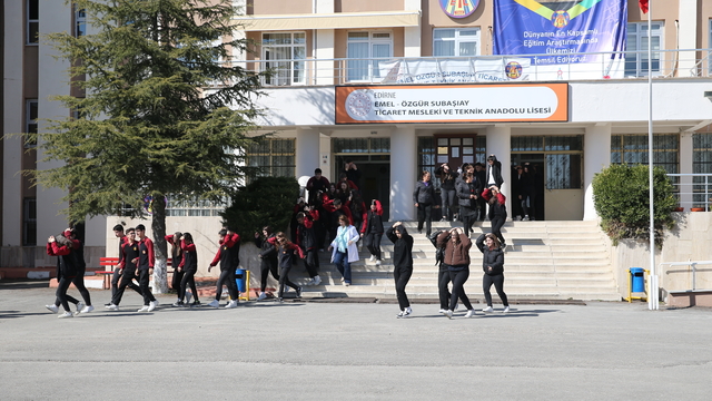 Edirne'de lise öğrencilerine yönelik deprem ve tahliye tatbikatı gerçekleştirildi