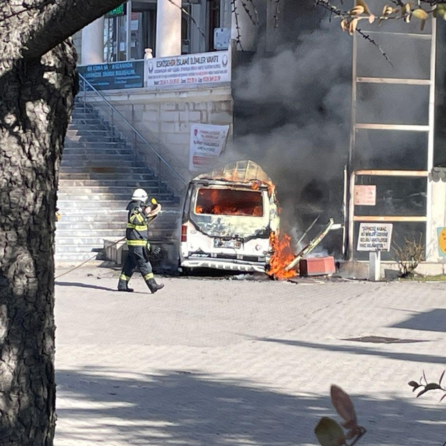 Yangın çıkan hafif ticari araçtaki 4 çocuk, kendi imkanlarıyla kurtuldu