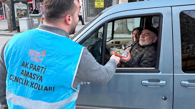 Amasya'da AK Parti'den iftara yetişemeyenlere kumanya ikramı